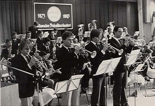 k110-v juhla ja trumpetit.JPG (58849 bytes)