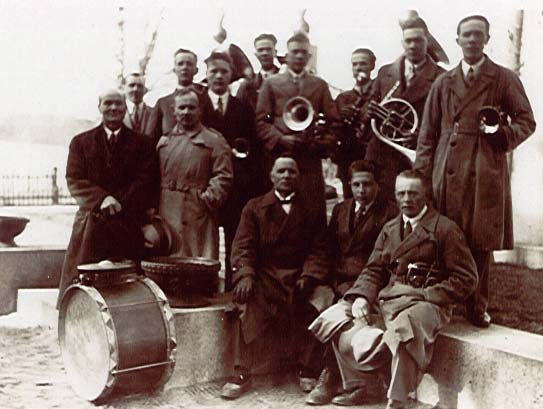 kKaistilan soittokunta sankarihaudoilla.JPG (43326 bytes)