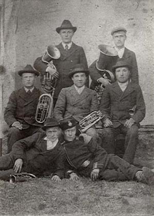 kVanhat soittajat 1900.JPG (29956 bytes)